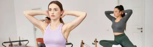 Sportliche Frauen praktizieren Yoga in einem ruhigen Studio. — Stockfoto