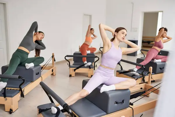 Energetische Frauen bei einem Pilates-Kurs. — Stockfoto