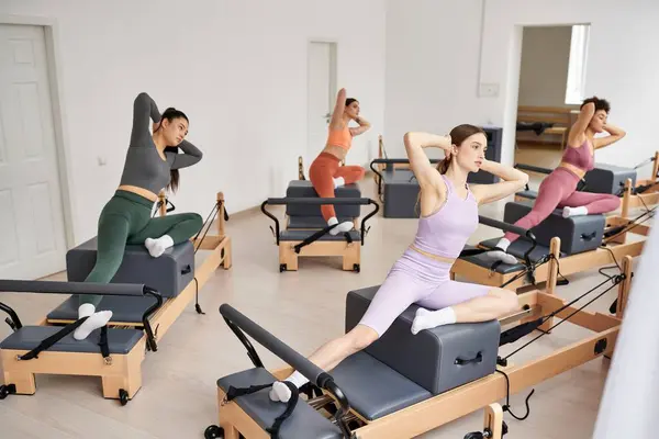 Mulheres esportivas praticando durante uma aula de pilates em um ginásio. — Fotografia de Stock