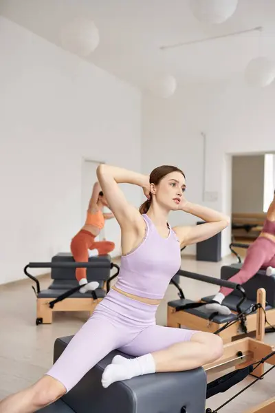 Femmes actives pendant la session Pilates dans une salle de gym. — Photo de stock