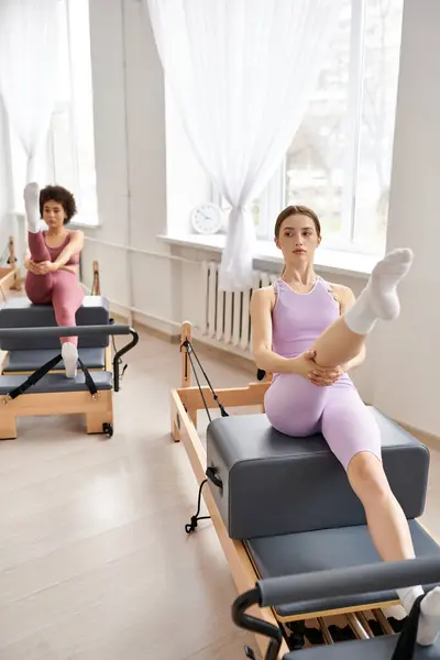 Adapter les femmes dans une salle de gym s'engager dans une leçon de pilates, en se concentrant sur la force et la flexibilité. — Photo de stock