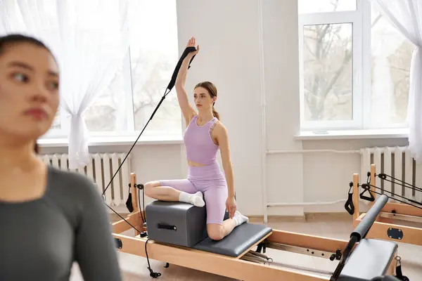 Engagierte Frauen nehmen an einem Pilates-Kurs teil, der sich auf Flexibilität und Kernstärke konzentriert. — Stockfoto