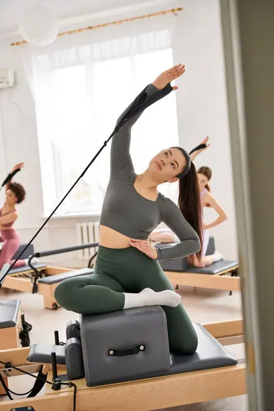 Aktive Frauen nehmen an einem Pilates-Kurs teil, der sich auf Stärke und Flexibilität konzentriert. — Stockfoto