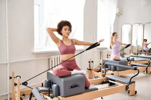 Sportliche Frauen nehmen an einem Pilates-Kurs teil, der sich auf Flexibilität und Kernkraft konzentriert. — Stockfoto