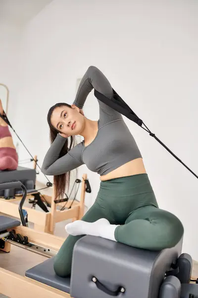 Eine sportliche Frau im Fitnessstudio macht Übungen. — Stockfoto