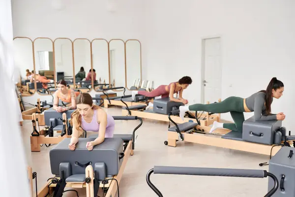 Aktive Frauen beim Pilates im Fitnessstudio. — Stockfoto