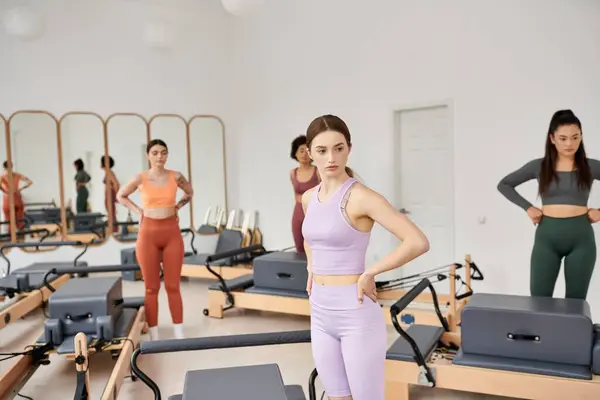 Eine bunte Gruppe sportlicher Frauen steht während einer Pilates-Stunde in einem Fitnessstudio. — Stockfoto