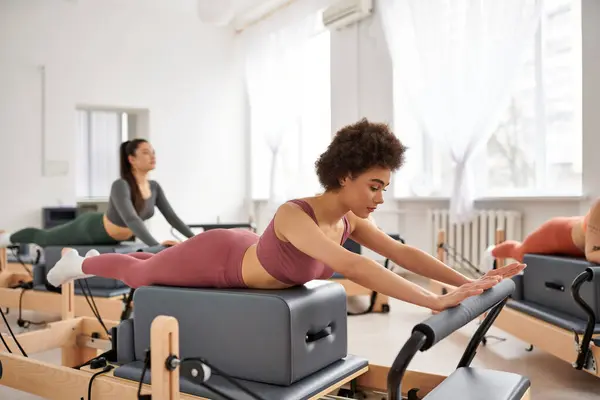 Sportliche Frauen üben Pilates im Fitnessstudio. — Stockfoto
