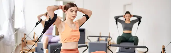 Gruppe ziemlich sportlicher Frauen macht Pilates-Übungen in einem Fitnessstudio. — Stockfoto