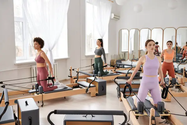 Femmes dynamiques améliorant les niveaux de remise en forme avec une séance d'entraînement Pilates. — Photo de stock