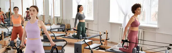 Frauen beim Pilates-Training im Fitnessstudio. — Stockfoto