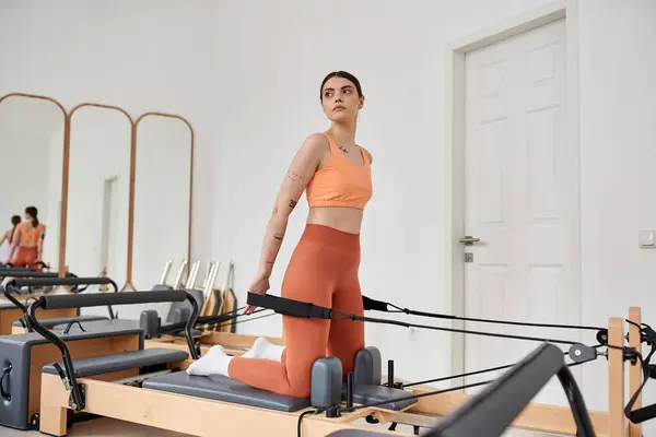 Hübsche Frau in bequemer Sportkleidung beim Pilates-Training. — Stockfoto