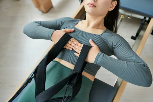 Bella donna che pratica attivamente durante la lezione di pilates. — Foto stock