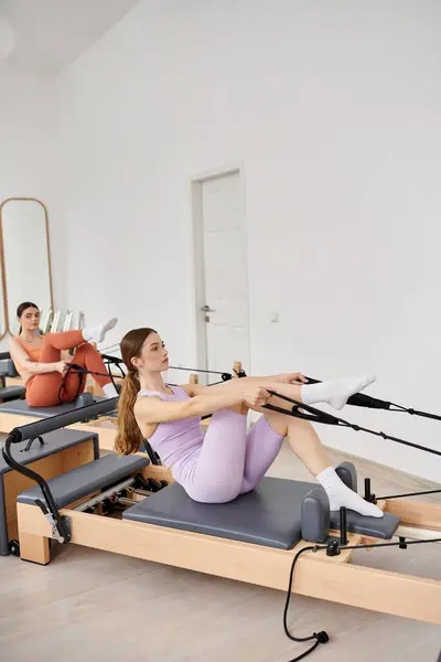 Grupo ativo de mulheres bonitas e esportivas envolvidas em uma aula de Pilates. — Fotografia de Stock