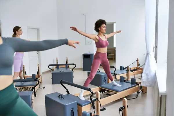 Eine Gruppe hübscher, sportlicher Frauen macht während einer Pilates-Stunde im Fitnessstudio Übungen. — Stockfoto