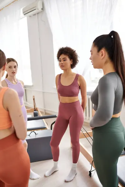 Fit femmes prenant une pause pendant les cours de pilates dans la salle de gym. — Photo de stock