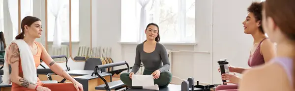 Ansprechende Frauen machen Pause beim Pilates-Kurs im Fitnessstudio. — Stockfoto