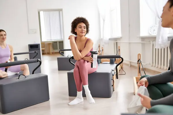 Femmes séduisantes passer du temps ensemble sur pilates leçon de gym, détente. — Photo de stock