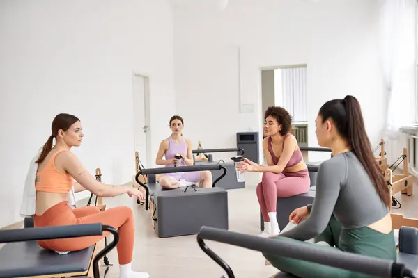 Fit femmes passer du temps ensemble sur pilates leçon de gym, détente. — Photo de stock