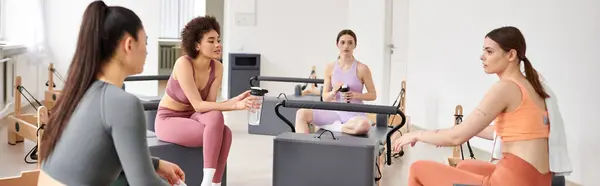 Junge Frauen verbringen Zeit miteinander auf Pilates-Kurs im Fitnessstudio, entspannen. — Stockfoto