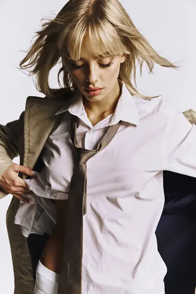 Mujer con estilo emana confianza en camisa blanca y corbata, golpeando una pose glamorosa. - foto de stock