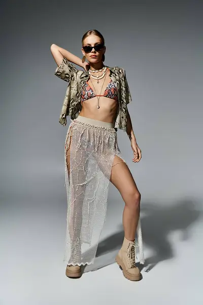 Mulher na moda biquíni-vestida marcando uma pose em uma saia. — Fotografia de Stock