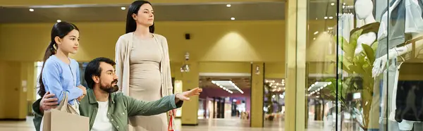 Famiglie e amici si godono un weekend in un vivace centro commerciale, esplorando gioiosamente i negozi e passeggiando insieme. — Foto stock