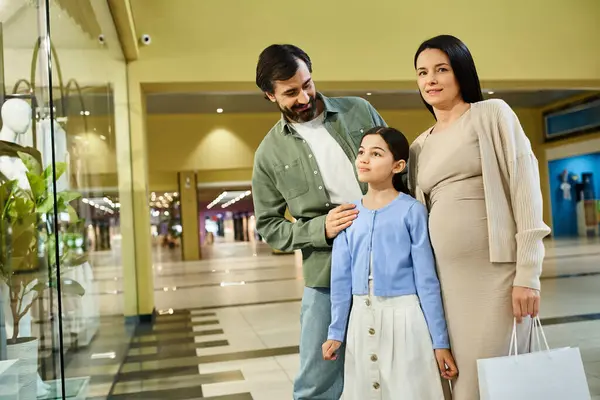 Família feliz com sacos de compras, desfrutando de um passeio agradável através de um movimentado shopping. — Fotografia de Stock