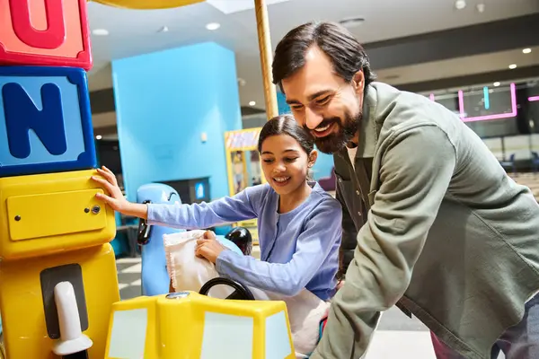 Family enjoy a fun moment together in the lively gaming zone of a mall during the weekend. — Stock Photo