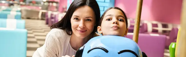 Une famille heureuse pose pour une photo entourée de jouets colorés dans un magasin de jouets animé au centre commercial pendant le week-end. — Photo de stock