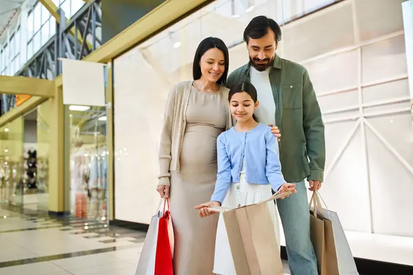 Una famiglia felice con shopping bag che si godono un weekend in un vivace centro commerciale, creando ricordi speciali insieme. — Foto stock