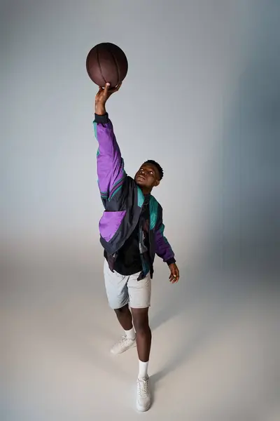 Стильный афроамериканец с баскетбольным мячом. — стоковое фото