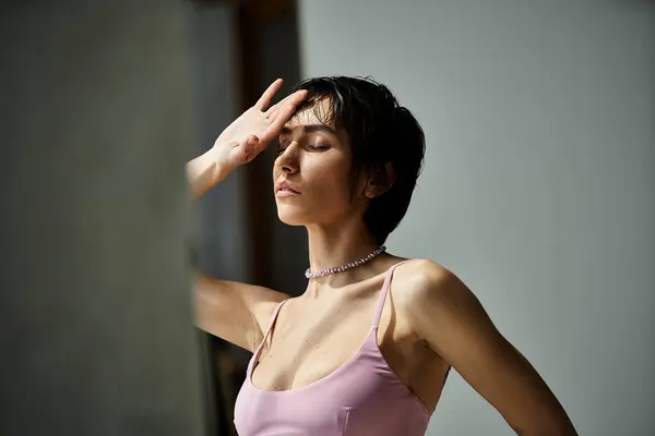 A woman in a pink top posing alluringly. — Stock Photo