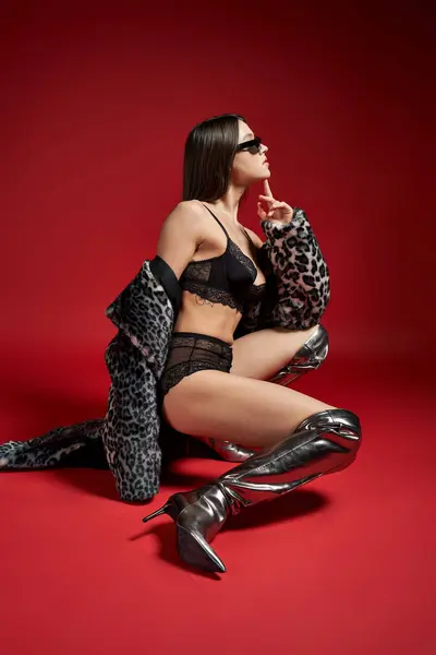 Young woman with wet hair poses in alluring black lingerie and boots. — Stock Photo