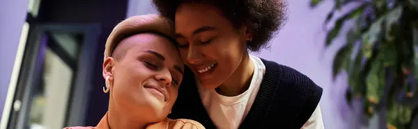 A diverse, beautiful couple of lesbians standing together in a cafe. — Stock Photo