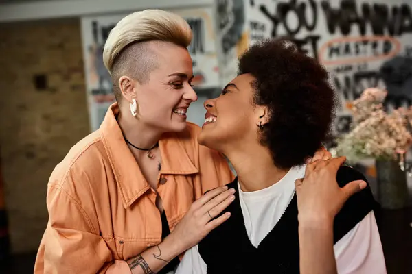 Diverse, beautiful women standing together in a cafe. — Stock Photo