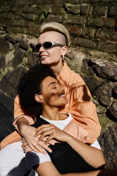 Two diverse women sitting closely, engaged in conversation and connection. — Stock Photo
