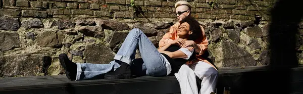 Deux femmes paisiblement assises près d'un mur de pierre. — Photo de stock