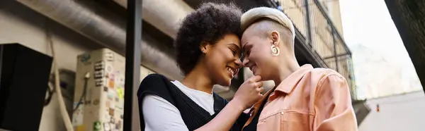 Um casal diversificado de lésbicas de pé juntos em um café, irradiando beleza e amor. — Fotografia de Stock
