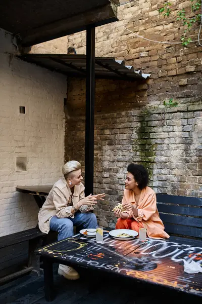 A romantic couple, sitting closely, enjoying a moment of tranquility on a bench. — Stock Photo
