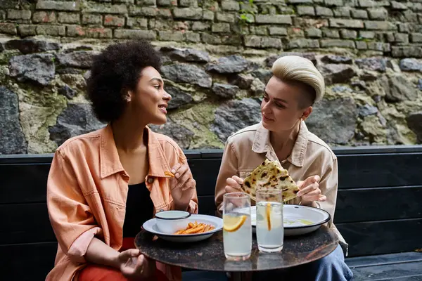 Две женщины наслаждаются обедом вместе в кафе. — стоковое фото