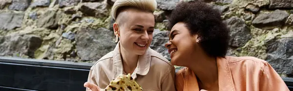 Divers, belles lesbiennes sur un rendez-vous dans un café confortable, assis étroitement ensemble. — Photo de stock