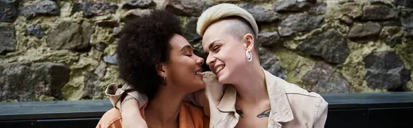 Two women sitting closely in a cozy cafe setting. — Stock Photo