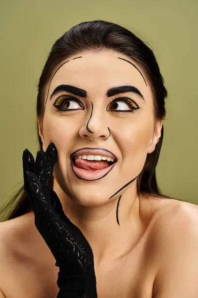 Una morena de estilo pop art con guantes negros revelando una máscara artificial oculta. - foto de stock