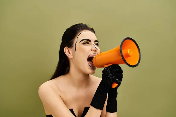 Eine brünette Frau mit Pop-Art-Make-up hält ein Megafon in der Hand, bereit, entschlossen und selbstbewusst ihre Stimme zu erheben. — Stockfoto