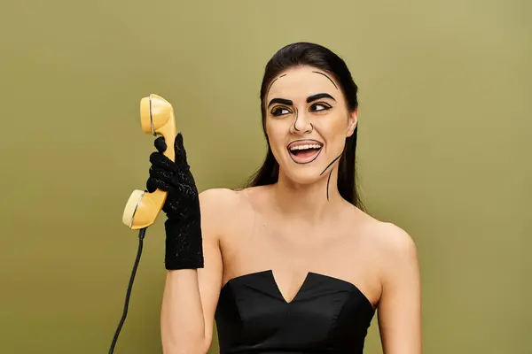Una bella donna bruna, in stile pop art, vestita di nero, con in mano un telefono retrò — Foto stock