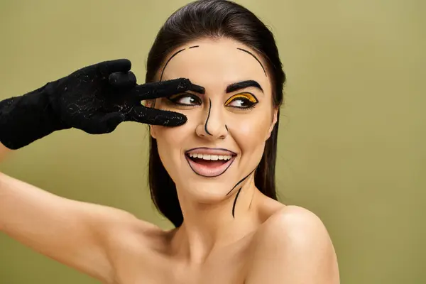 Eine atemberaubende Brünette mit Pop Art Make-up und schwarzen Handschuhen strahlt Geheimnis und Kreativität aus. — Stockfoto