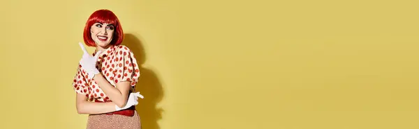 Une superbe rousse au maquillage pop art pose sur une toile de fond jaune vif. Elle respire le glamour de la bande dessinée. — Photo de stock