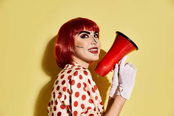 Eine Frau mit roten Haaren hält ein rot-schwarzes Megafon in der Hand und verkörpert den Geist einer Comic-Figur. — Stockfoto
