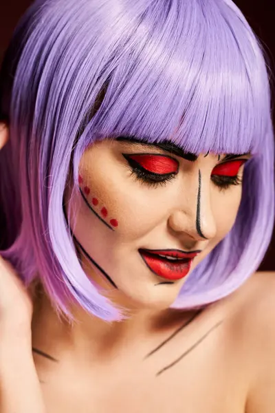 Eine auffällige Frau mit lila Haaren und lebendigem Pop-Art-Make-up, die eine Figur aus einem Comic verkörpert. — Stockfoto